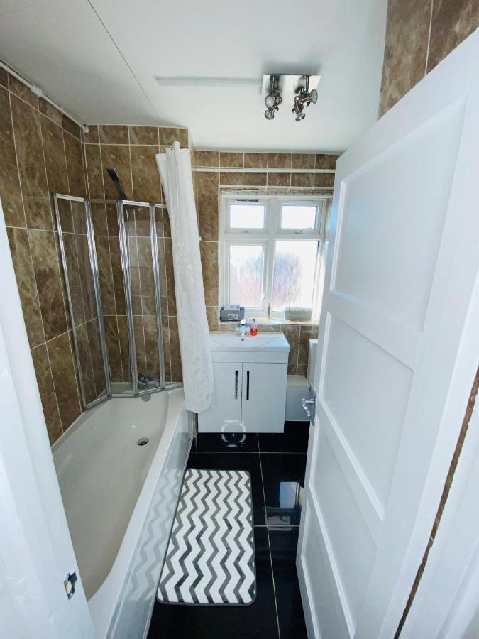 Bright, Spacious, Modern Interior Decor 2 Bedrooms Apartment With Amazing Views ロンドン エクステリア 写真