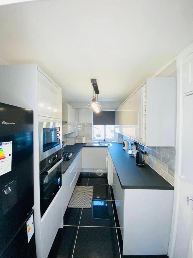 Bright, Spacious, Modern Interior Decor 2 Bedrooms Apartment With Amazing Views ロンドン エクステリア 写真