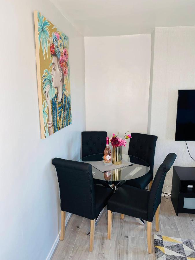Bright, Spacious, Modern Interior Decor 2 Bedrooms Apartment With Amazing Views ロンドン エクステリア 写真